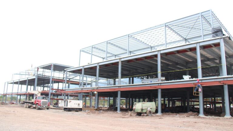 A paso firme continúa la construcción del Hospital de Salamá